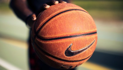 在线体育博彩-似乎混合了篮球（篮网、NBA）和足球（曼城）元素，且远射贴柱操作直逼总决赛逻辑跳跃。以下是根据关键信息整合的1个标题，，篮网清晨反弹引NBA总决赛猜想，曼城式战术调整成胜负手